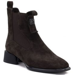 Skórzane botki damskie eleganckie sztyblety czekoladowe Gino Fabiani 26BT24-396. Brązowe botki Gino Fabiani, bez wzorów, ze skóry, bez obcasa, bez zapięcia. Za 309.99 zł.