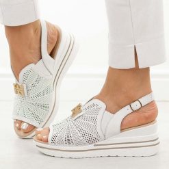 Białe skórzane sandały damskie na koturnie M.Daszyński 25144-4. Białe sandały M.Daszyński, z aplikacjami, ze skóry, casualowe, bez obcasa, na koturnie, bez zapięcia. Za 219.00 zł.