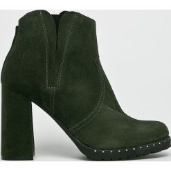 Solo Femme - Botki. Zielone botki Solo Femme, bez wzorów, z gumy, z okrągłym noskiem, bez obcasa, na obcasie, bez zapięcia. W wyprzedaży za 339.90 zł.