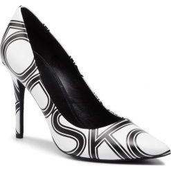 Szpilki MICHAEL MICHAEL KORS - Claire Pump 40S9CLHP1L Wht/Blk. Białe szpilki MICHAEL Michael Kors, bez wzorów, z materiału, eleganckie, bez obcasa, na obcasie, bez zapięcia. W wyprzedaży za 409.00 zł.