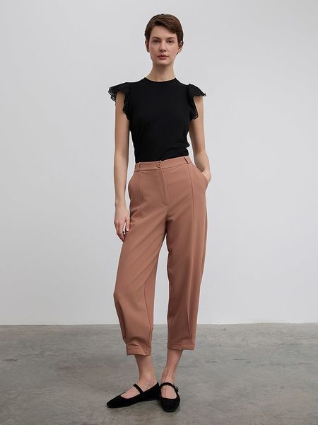 BGN Spodnie w kolorze jasnobrązowym rozmiar: 34. Brązowe spodnie materiałowe BGN, na imprezę, bez wzorów, z materiału, z podwyższonym stanem. Za 91.77 zł.