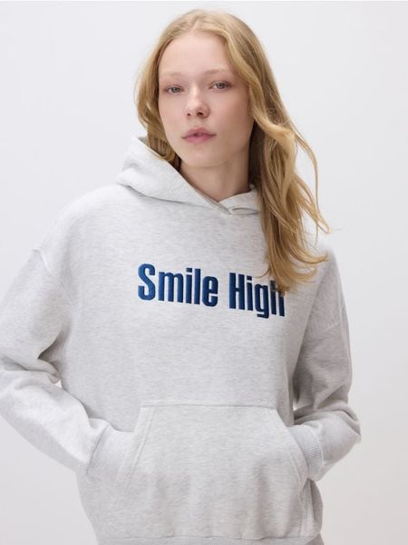 Bluza z napisem - jasnoszary. Szare bluzy Reserved, l, bez wzorów, z bawełny, bez kaptura. W wyprzedaży za 45.99 zł.