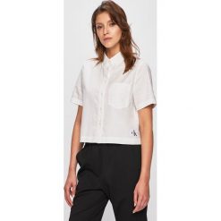 Calvin Klein Jeans - Bluzka. Białe bluzki Calvin Klein Jeans, l, bez wzorów, z bawełny, bez kołnierzyka, bez ramiączek. W wyprzedaży za 199.90 zł.
