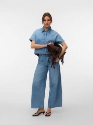 Vero Moda Bluzka dżinsowa w kolorze błękitnym rozmiar: XS. Niebieskie bluzki Vero Moda, xs, bez wzorów, z bawełny, bez kołnierzyka, bez ramiączek. Za 115.95 zł.