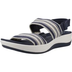 Sandały CLARKS 26181748C Niebieski. Niebieskie sandały Clarks, bez wzorów, z tkaniny, sportowe, bez obcasa, bez zapięcia. Za 208.99 zł.