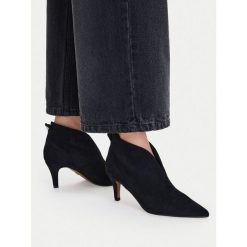 Botki Nine West. Czarne botki Nine West, bez wzorów, bez obcasa, na szpilce, bez zapięcia. Za 279.99 zł.