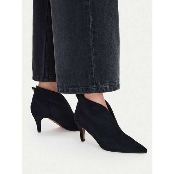 Botki Nine West. Czarne botki Nine West, bez wzorów, bez obcasa, na szpilce, bez zapięcia. Za 279.99 zł.