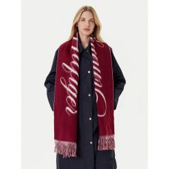 Szalik Tommy Hilfiger. Czerwone szaliki TOMMY HILFIGER, bez wzorów. Za 389.99 zł.