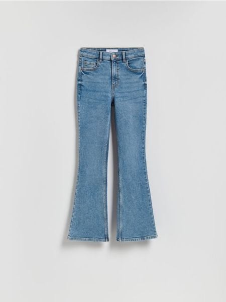 Jeansy flare z krótszą nogawką - niebieski. Niebieskie jeansy Reserved, bez wzorów. Za 129.99 zł.