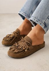 Ciemnobeżowe Klapki VICES Typu Mule z Koralikami Frędzlami i Kokardą Dioleora. Brązowe klapki Born2be, z aplikacjami, bez obcasa, na płaskiej podeszwie. Za 109.99 zł.