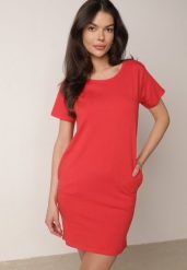Czerwona Bawełniana Sukienka T-shirtowa o Pudełkowym Kroju Ariesea. Czerwone sukienki Born2be, na co dzień, l, bez wzorów, z bawełny, eleganckie, bez kołnierzyka, bez ramiączek, mini, proste. Za 49.99 zł.
