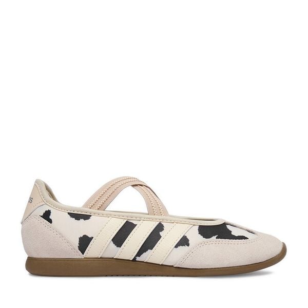 Baleriny adidas. Białe baleriny Adidas, bez wzorów, bez obcasa. Za 279.99 zł.