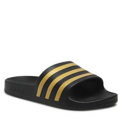 Klapki adidas. Czarne klapki Adidas, bez wzorów, bez obcasa. Za 69.99 zł.