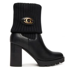 Botki Guess. Czarne botki Guess, z aplikacjami, bez obcasa, na słupku, bez zapięcia. Za 709.99 zł.