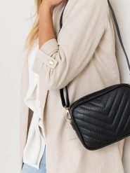 Lia Biassoni Skórzana torebka w kolorze czarnym - 22 x 16 x 7 cm rozmiar: onesize. Czarne torby na ramię Lia Biassoni, bez wzorów, z materiału, na ramię, pikowane, bez dodatków. Za 217.99 zł.