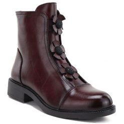 Botki damskie z ozdobnymi kwiatkami ocieplane bordowe Potocki SZ12852. Czerwone botki POTOCKI, bez wzorów, ze skóry ekologicznej, bez obcasa, bez zapięcia. Za 179.99 zł.