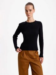 BGN Sweter w kolorze czarnym rozmiar: 40. Czarne swetry BGN, bez wzorów, bez ramiączek. Za 105.38 zł.