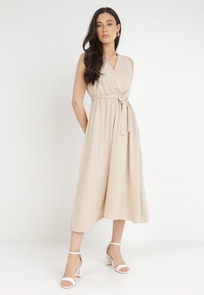 Beżowa Sukienka Iolaera. Brązowe sukienki Born2be, na lato, z aplikacjami, z materiału, bez kołnierzyka, bez ramiączek, midi, kopertowe. Za 89.99 zł.