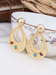 L'Atelier de Gaia Pozłacane kolczyki-wkrętki z kryształami i perłami rozmiar: onesize. Fioletowe kolczyki L'Atelier de Gaia, z kryształem, pozłacane. Za 79.21 zł.