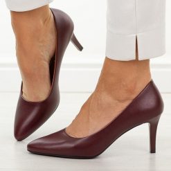 Bordowe szpilki damskie Sergio Leone 1336. Czerwone szpilki Sergio Leone, bez wzorów, z jeansu, biznesowe, bez obcasa, na szpilce, bez zapięcia. W wyprzedaży za 152.10 zł.