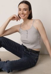 Szary Top na Ramiączkach z Prążkowanej Tkaniny z Bawełny z Guzikami Bermisa. Szare topy Born2be, m, bez wzorów, z bawełny, bez kołnierzyka, bez ramiączek. Za 29.99 zł.