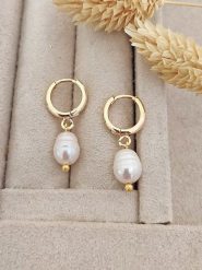 Luja Bijoux Pozłacane kolczyki-kreole z perłami rozmiar: onesize. Białe kolczyki Luja Bijoux, z perłą, pozłacane. Za 83.62 zł.