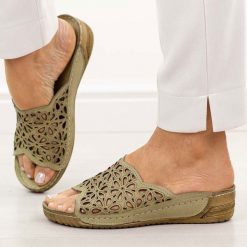 Zielone avocado ażurowe skórzane klapki damskie T.Sokolski L225. Zielone klapki Sokolski, w ażurowe wzory, z materiału, bez obcasa, na koturnie. Za 249.00 zł.