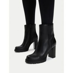 Botki JENNY. Czarne botki Jenny, bez wzorów, bez obcasa, na słupku, bez zapięcia. Za 169.99 zł.