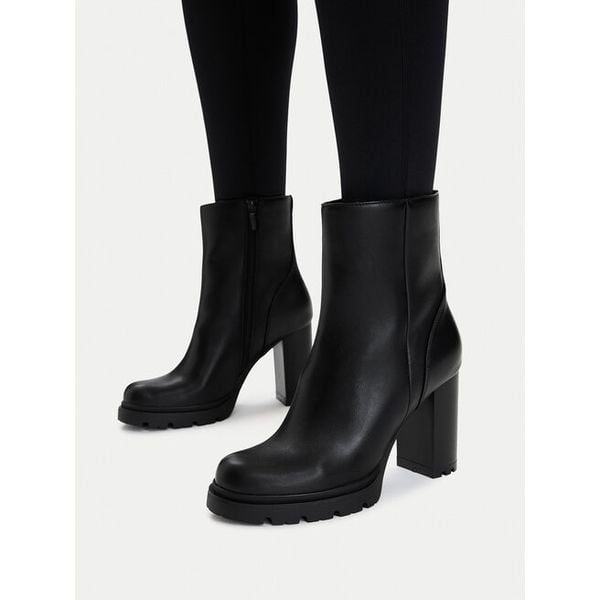 Botki JENNY. Czarne botki Jenny, bez wzorów, bez obcasa, na słupku, bez zapięcia. Za 169.99 zł.