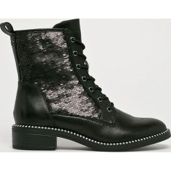 Tamaris - Botki. Czarne botki Tamaris, bez wzorów, z materiału, z okrągłym noskiem, bez obcasa, na obcasie, bez zapięcia. W wyprzedaży za 299.90 zł.