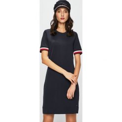 Tommy Hilfiger - Sukienka. Czerwone sukienki TOMMY HILFIGER, do pracy, s, bez wzorów, z dzianiny, biznesowe, bez kołnierzyka, bez ramiączek, mini, proste. W wyprzedaży za 399.90 zł.