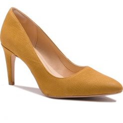 Szpilki CLARKS - Laina Rae 261407704 Ochre Nubuck. Żółte szpilki Clarks, bez wzorów, z materiału, eleganckie, bez obcasa, na obcasie, bez zapięcia. W wyprzedaży za 239.00 zł.