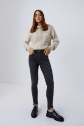 Jeansy skinny medium waist z postrzępionymi nogawkami grafitowe. Szare jeansy MOODO, xs, bez wzorów. W wyprzedaży za 25.99 zł.