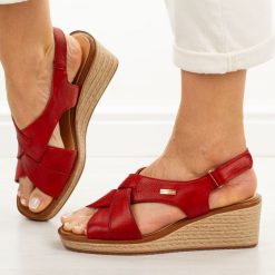 Bordowe skórzane sandały damskie na koturnie Sergio Leone Sk297s. Czerwone sandały Sergio Leone, bez wzorów, z jeansu, bez obcasa, na koturnie, bez zapięcia. Za 229.00 zł.