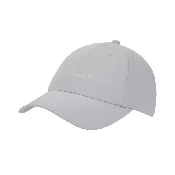 Czapka damska New Balance LAH51010PEG – szara. Szare czapki New Balance, bez wzorów, z materiału. Za 109.99 zł.