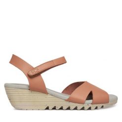 Sandały Fly London. Czerwone sandały Fly London, bez wzorów, bez obcasa, na koturnie, bez zapięcia. Za 399.99 zł.