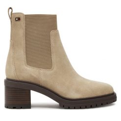 Sztyblety Tommy Hilfiger. Brązowe botki TOMMY HILFIGER, bez wzorów, bez obcasa, na słupku, bez zapięcia. Za 749.99 zł.