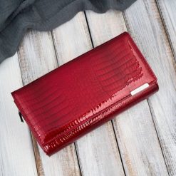 Portfel damski skórzany duży czerwony lakierowany croco SP-19-CRD. Czerwone portfele Jennifer Jones, bez wzorów, z jeansu. Za 99.99 zł.