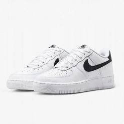 Buty Sportowe Młodzieżowe Nike Air Force 1 (GS). Biała obuwie sportowe Nike, ze skóry, bez zapięcia, do biegania, Nike Air Force. Za 360.80 zł.