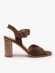 Ciemnobrązowe sandały ze skóry welurowej. Brązowe sandały Ryłko, bez wzorów, ze skóry, eleganckie, z okrągłym noskiem, bez obcasa, na obcasie, bez zapięcia. Za 379.99 zł.