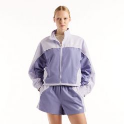 Kurtka damska New Balance WJ6279FYDSV – fioletowa. Fioletowe kurtki sportowe New Balance, l, bez wzorów, z materiału, bez kaptura. Za 419.99 zł.