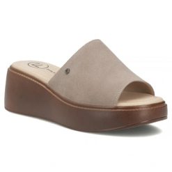 Skórzane klapki damskie taupe Filippo DK7798. Klapki Filippo, bez wzorów, ze skóry, bez obcasa, na koturnie. Za 169.99 zł.