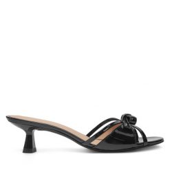 Klapki Stuart Weitzman. Czarne klapki Stuart Weitzman, bez wzorów, bez obcasa. Za 959.99 zł.