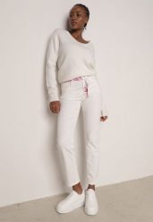 Białe Jeansy z Bawełną i Wiskozą o Kroju Mom Fit z Apaszką i Paskiem Hetirae. Białe jeansy Born2be, l, bez wzorów. Za 109.99 zł.