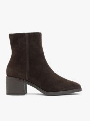 Ciemnobrązowe welurowe botki. Brązowe botki Ryłko, bez wzorów, ze skóry, bez obcasa, na obcasie, bez zapięcia. Za 449.99 zł.