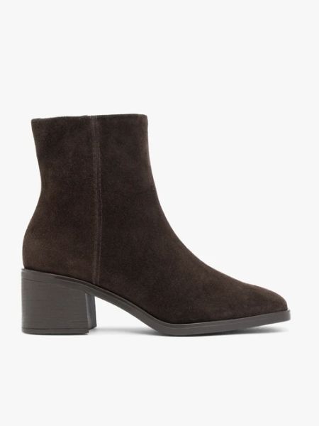 Ciemnobrązowe welurowe botki. Brązowe botki Ryłko, bez wzorów, ze skóry, bez obcasa, na obcasie, bez zapięcia. Za 449.99 zł.