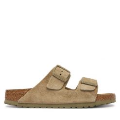 Klapki Birkenstock. Brązowe klapki Birkenstock, bez wzorów, bez obcasa. Za 509.99 zł.