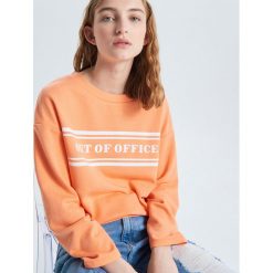 Bluza z napisem - Pomarańczowy. Bluzy Cropp. W wyprzedaży za 29.99 zł.