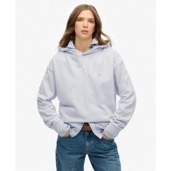 Bluza z kapturem Studios. Niebieskie bluzy Superdry, bez wzorów, bez ramiączek. W wyprzedaży za 282.45 zł.