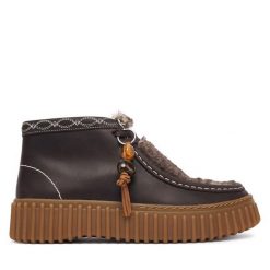 Trzewiki Clarks. Brązowe botki Clarks, bez wzorów, bez obcasa, na płaskiej podeszwie, bez zapięcia. Za 519.99 zł.
